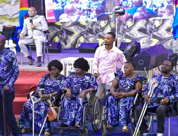 Kinshasa : Elles étaient venues donner, le Prophète Jules Mulindwa leur rend au centuple