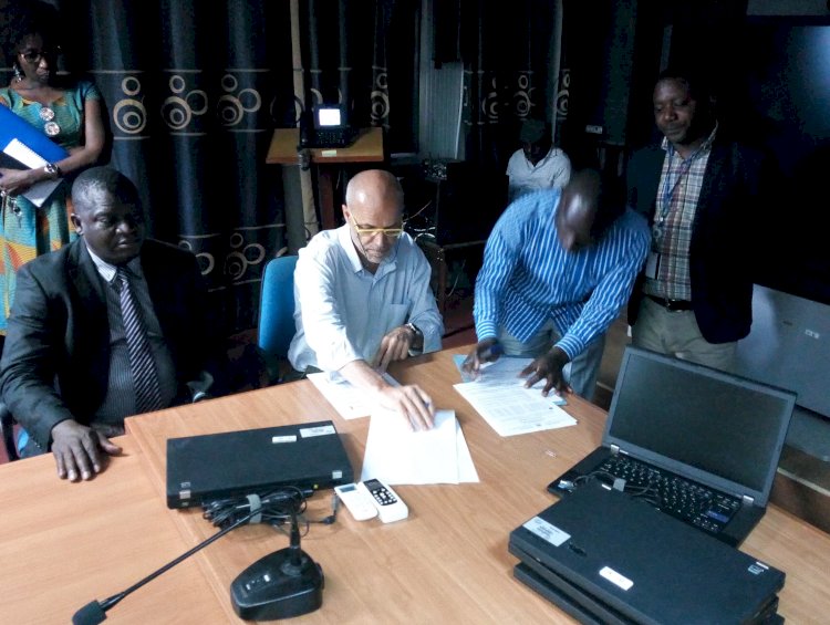Remise de don d’ordinateurs par le chef de bureau de la Monusco  aux éditeurs de Goma