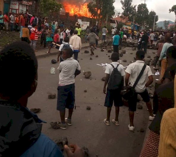 Goma : La population lapide un présumé bandit et incendie un bureau du quartier