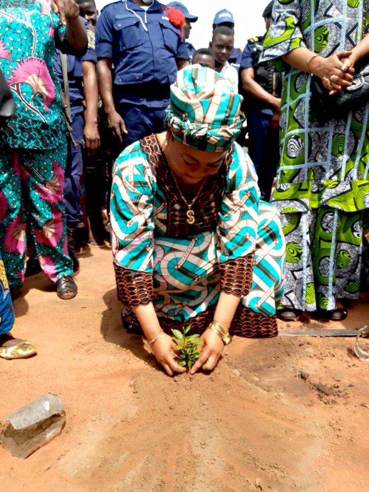 Bas-Uele : Le gouverneur invite les femmes à veiller à la survie des arbres plantés