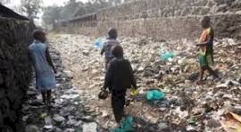 Nord-Kivu : la couturière Muhindo Claudelina redonne sourire aux personnes de troisième âge grâce au recyclage des étoffes